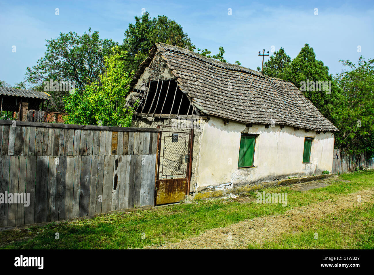 Alten baufälligen Bauernhaus auf Abriss oder Reparatur warten. Stockfoto