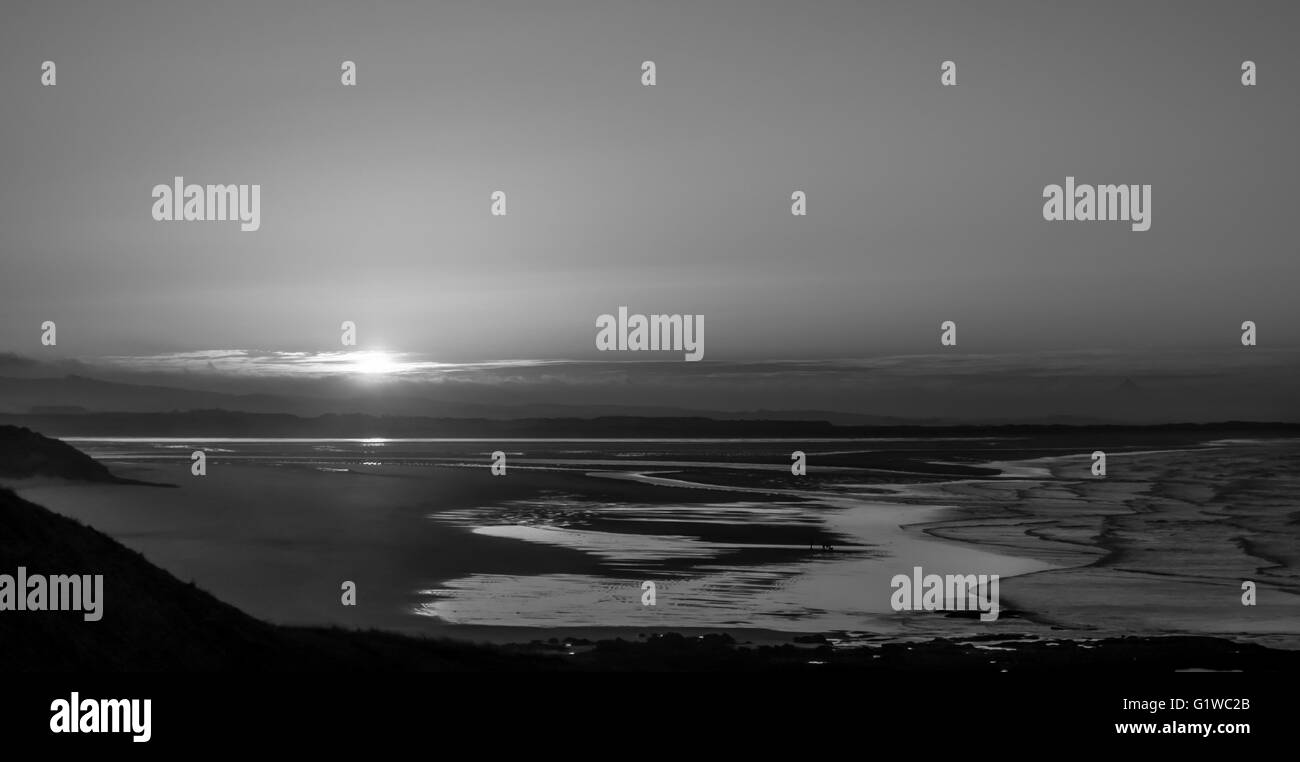 Wunderschöne Bamburgh schwarz / weiß bei Sonnenuntergang Stockfoto