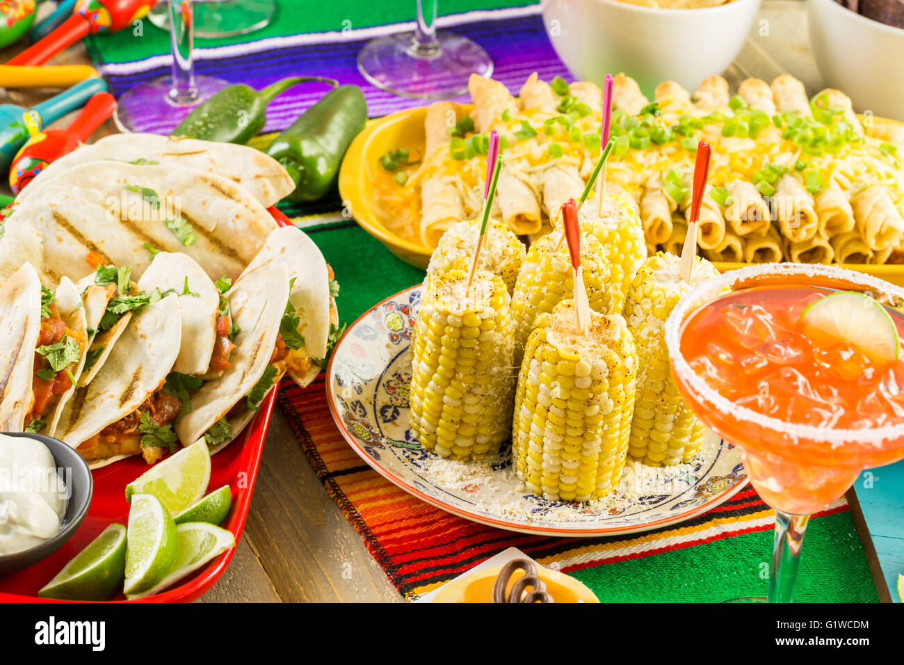 Fiesta Party buffet Tisch mit traditionellen mexikanischen Gerichten. Stockfoto