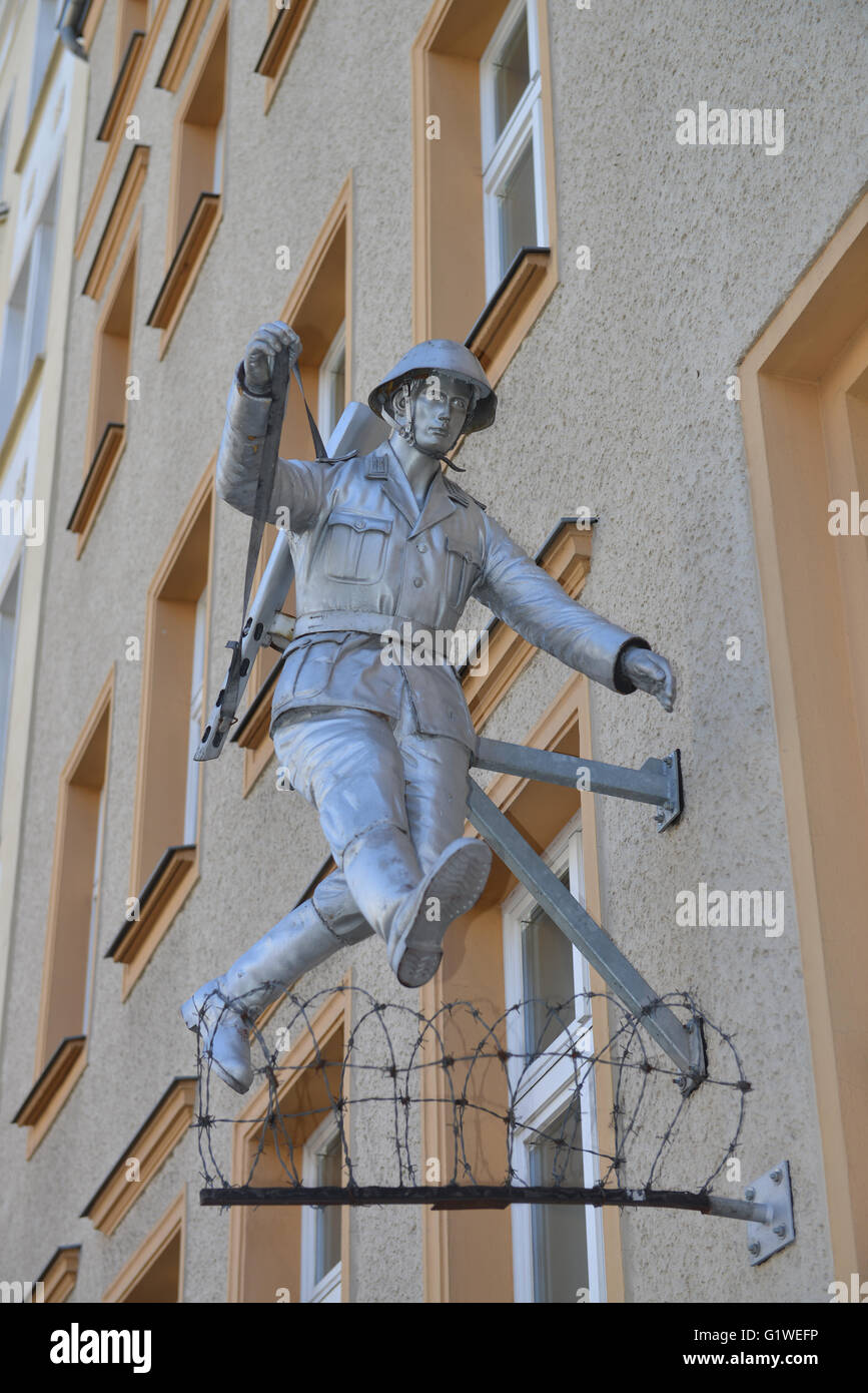 Skulptur, Conrad Schumann, NVA-Soldat, Flucht, Berliner Unterwelten, Brunnenstrasse, Mitte, Berlin, Deutschland Stockfoto