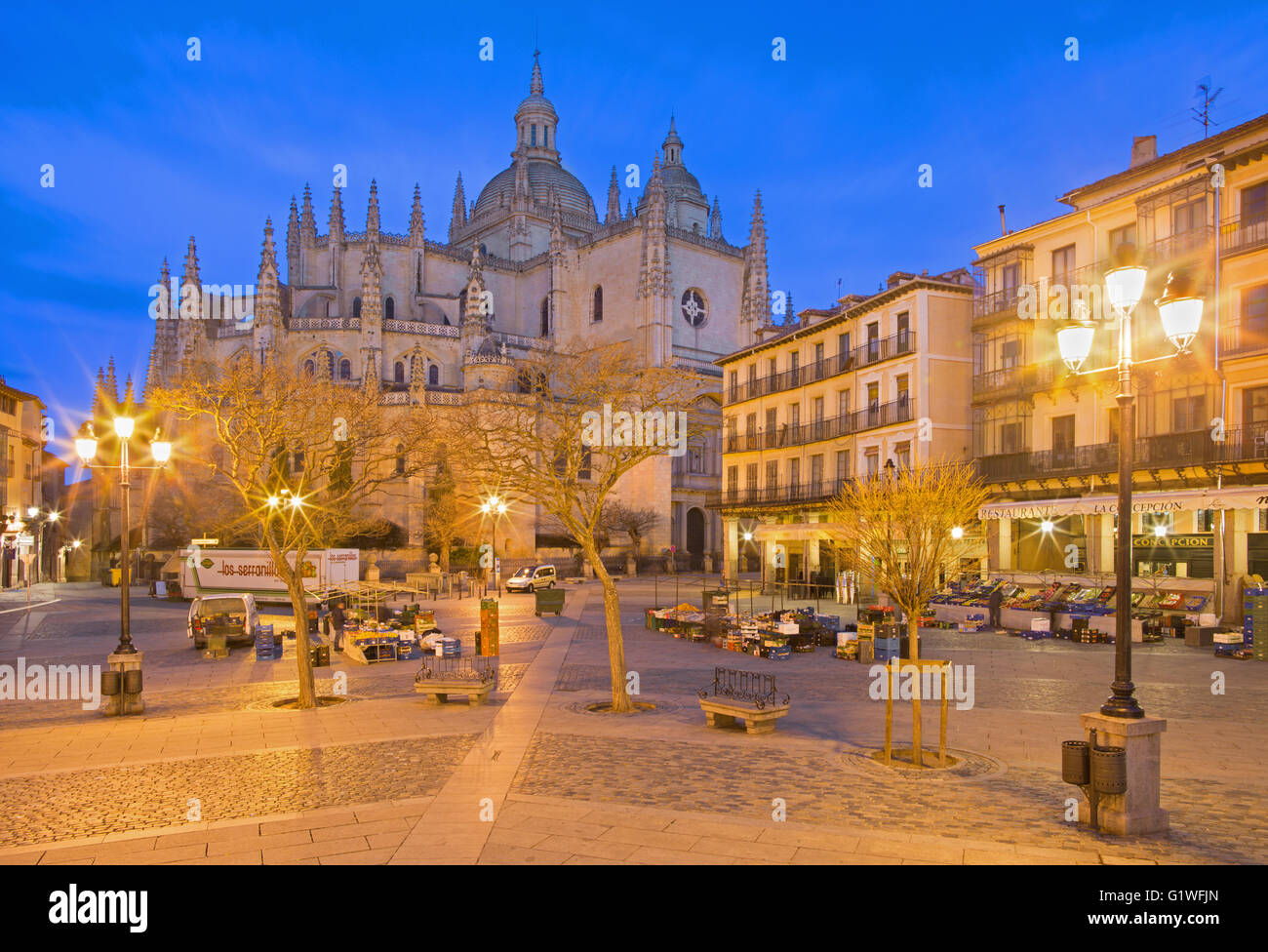 SEGOVIA, Spanien, APRIL - 15, 2016: The Plaza Mayor und Morgenmarkt und der Kathedrale in der Abenddämmerung. Stockfoto