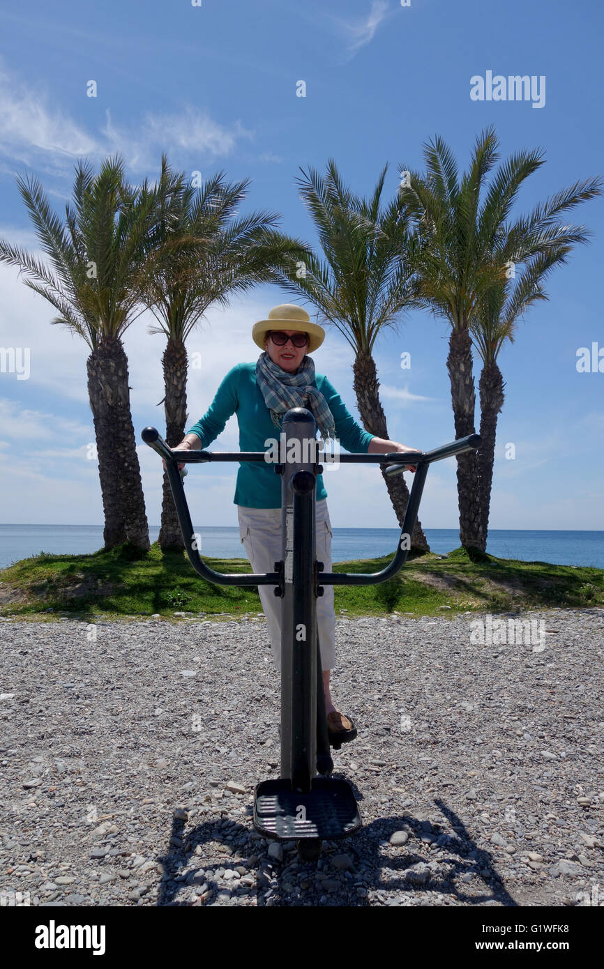 Frau mit öffentlichen halten fit Fitnessgeräten auf Herradura Strand in Spanien Europa Stockfoto