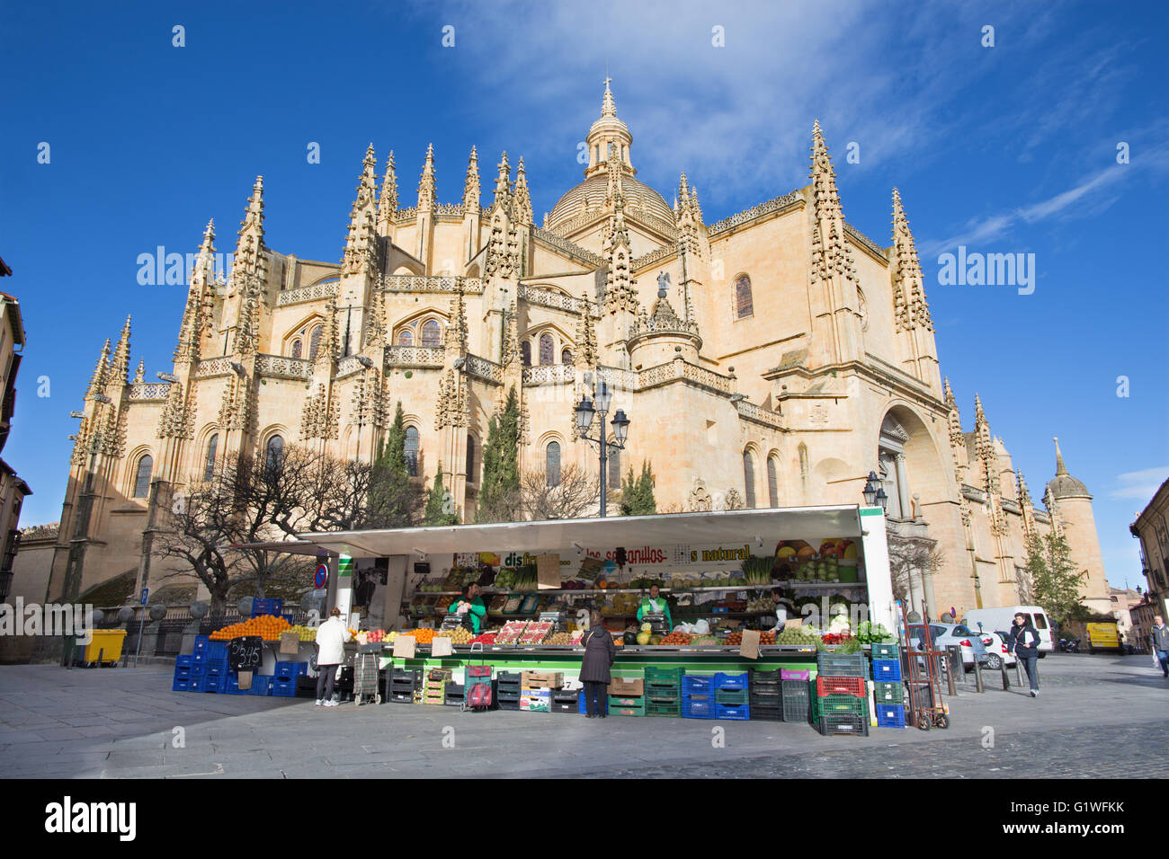 SEGOVIA, Spanien, APRIL - 15, 2016: The Plaza Mayor und Morgenmarkt und die Kathedrale am Morgen. Stockfoto