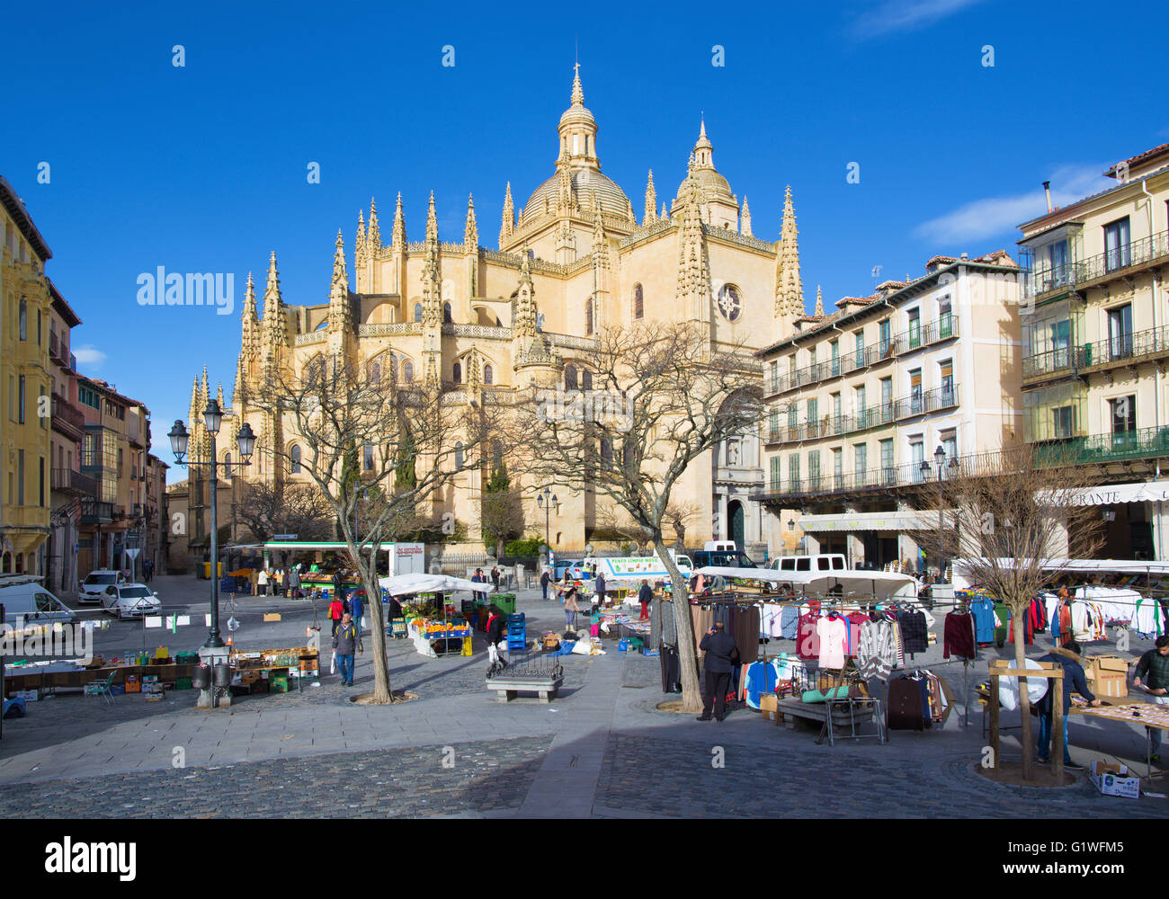 SEGOVIA, Spanien, APRIL - 15, 2016: The Plaza Mayor und Morgenmarkt und die Kathedrale am Morgen. Stockfoto