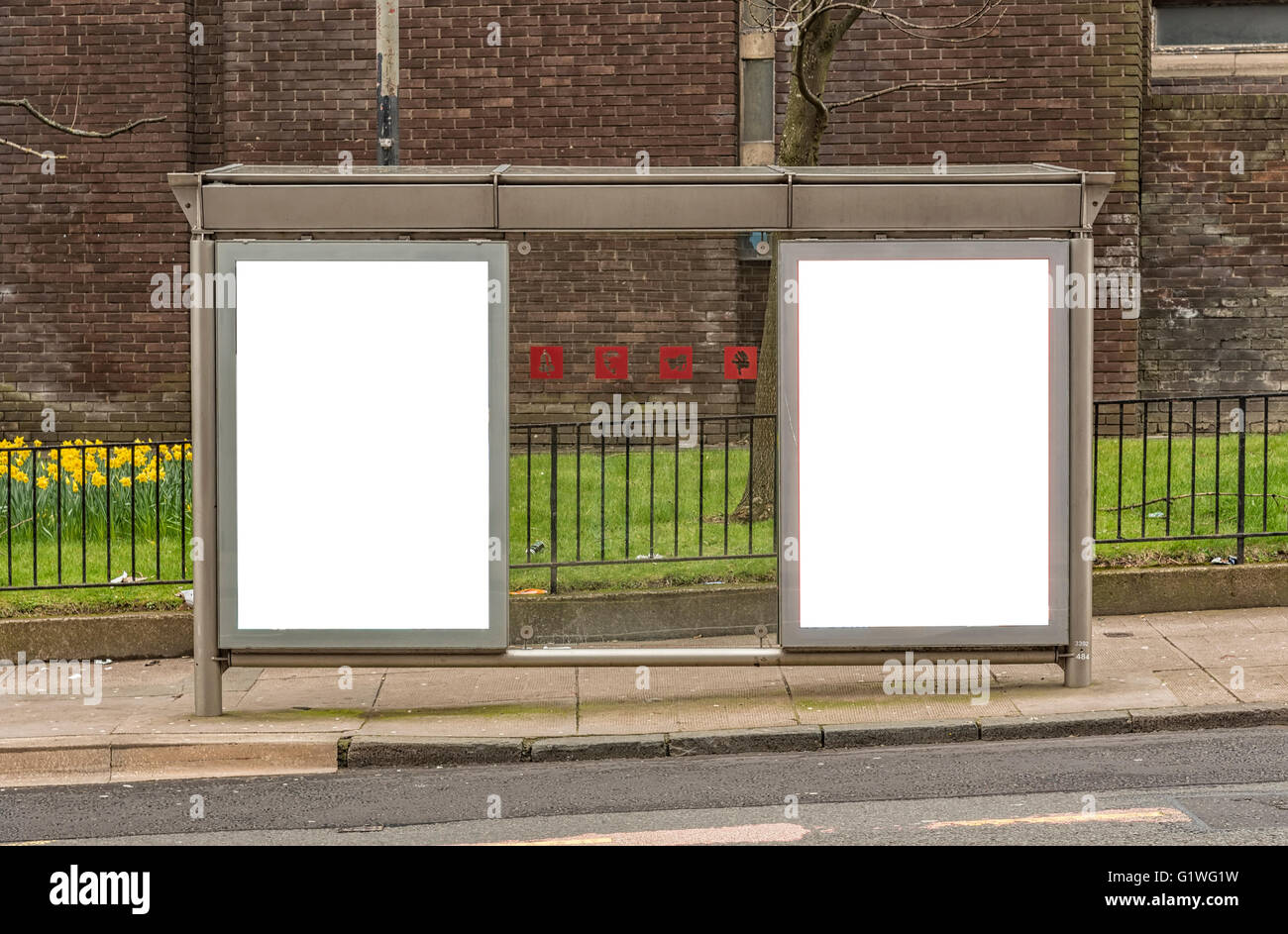 Ein Bild von einer Bushaltestelle mit leeren Bilboards für Ihre Werbung befindet sich in der schottischen Stadt Glasgow. Stockfoto