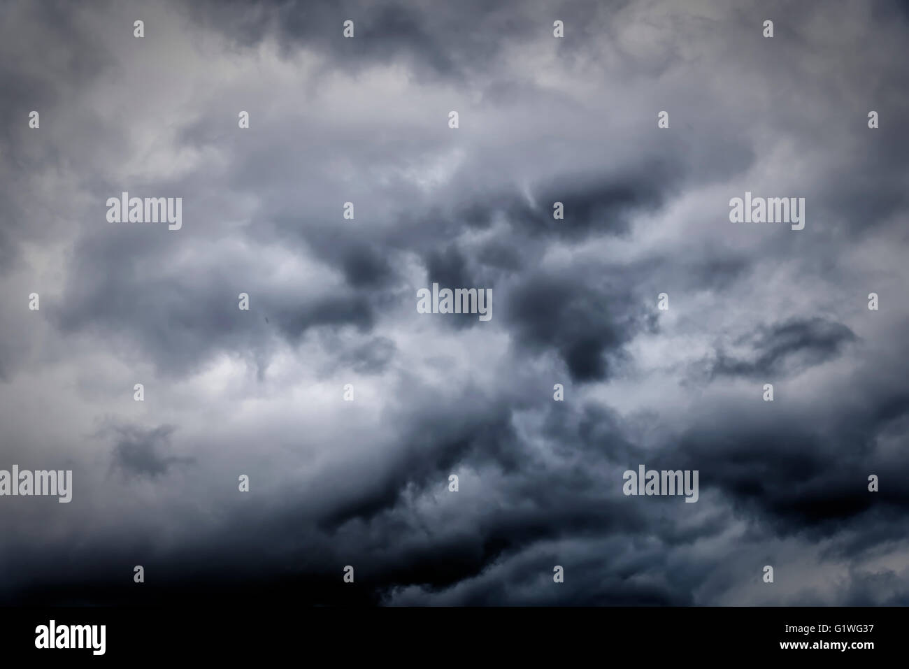 Bedrohliche Wolken erstellen einen dramatischen Himmelshintergrund. Stockfoto