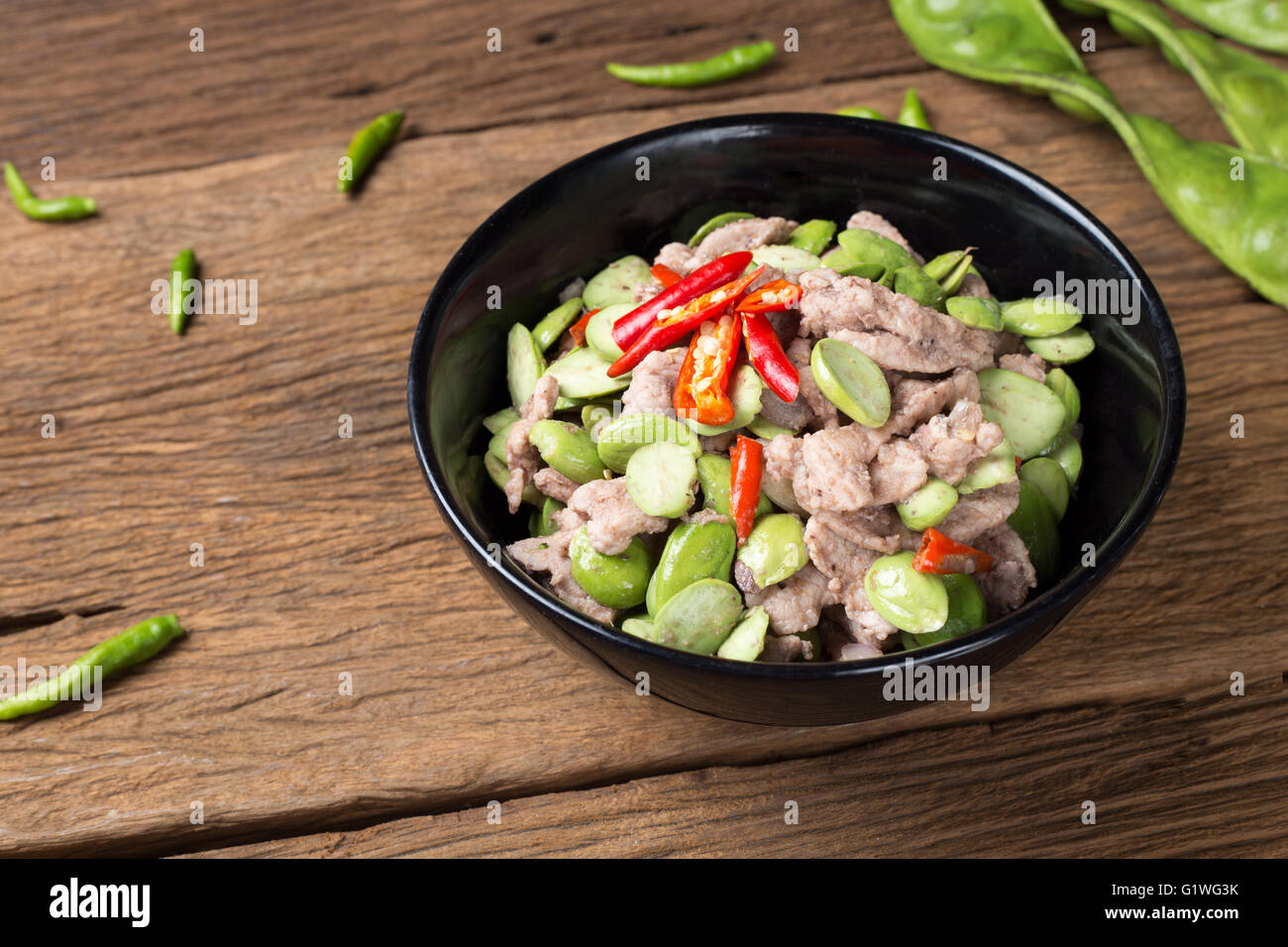 Thailändisches Essen feuerte Park Speciosa Bohnen mit Garnelen Paste und Schweinefleisch (Pad Sa Tor Ka Pi Moo) traditionelles Essen aus Süden von Thailand Stockfoto