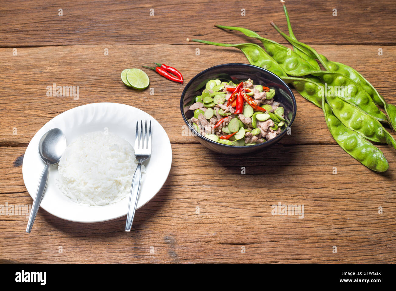 Thailändisches Essen feuerte Park Speciosa Bohnen mit Garnelen Paste und Schweinefleisch (Pad Sa Tor Ka Pi Moo) traditionelles Essen aus Süden von Thailand Stockfoto