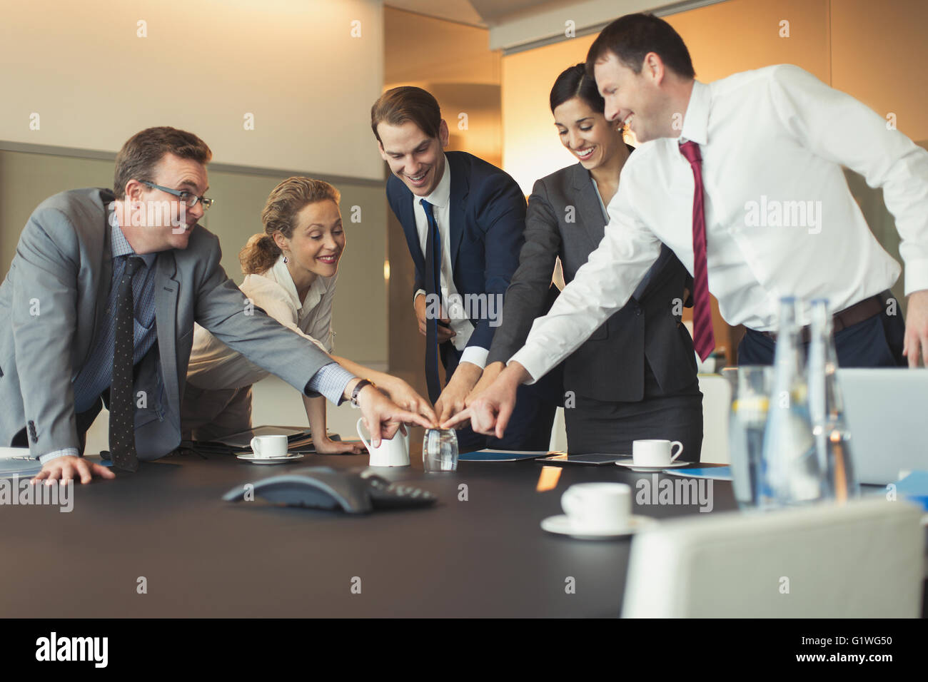 Business-Leute spielen Team-building-Übung mit Glas im Konferenzraum Stockfoto