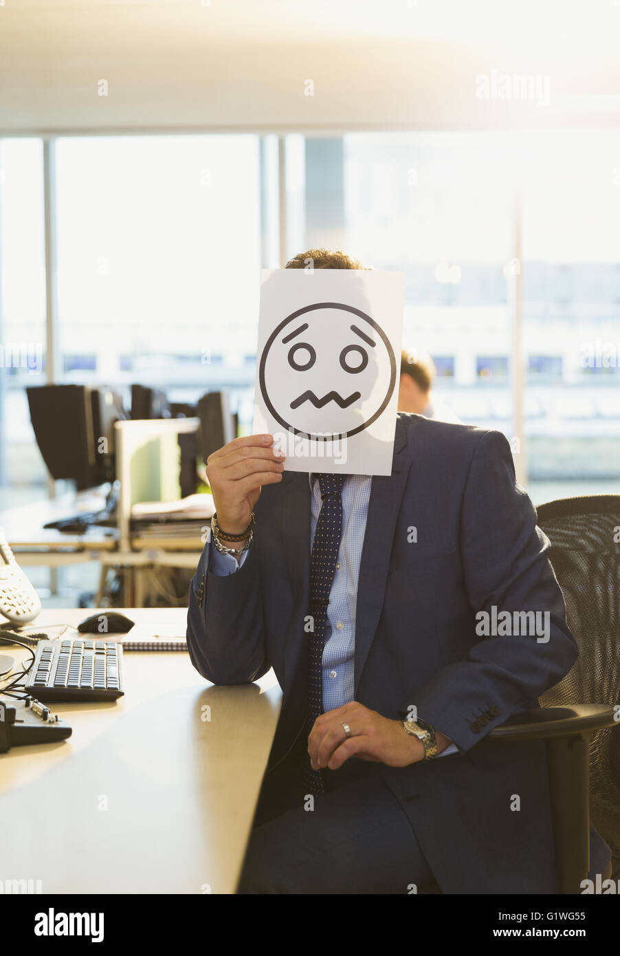 Porträt des Kaufmanns Stirnrunzelnd Gesicht Ausdruck über sein Gesicht im Amt zu halten Stockfoto