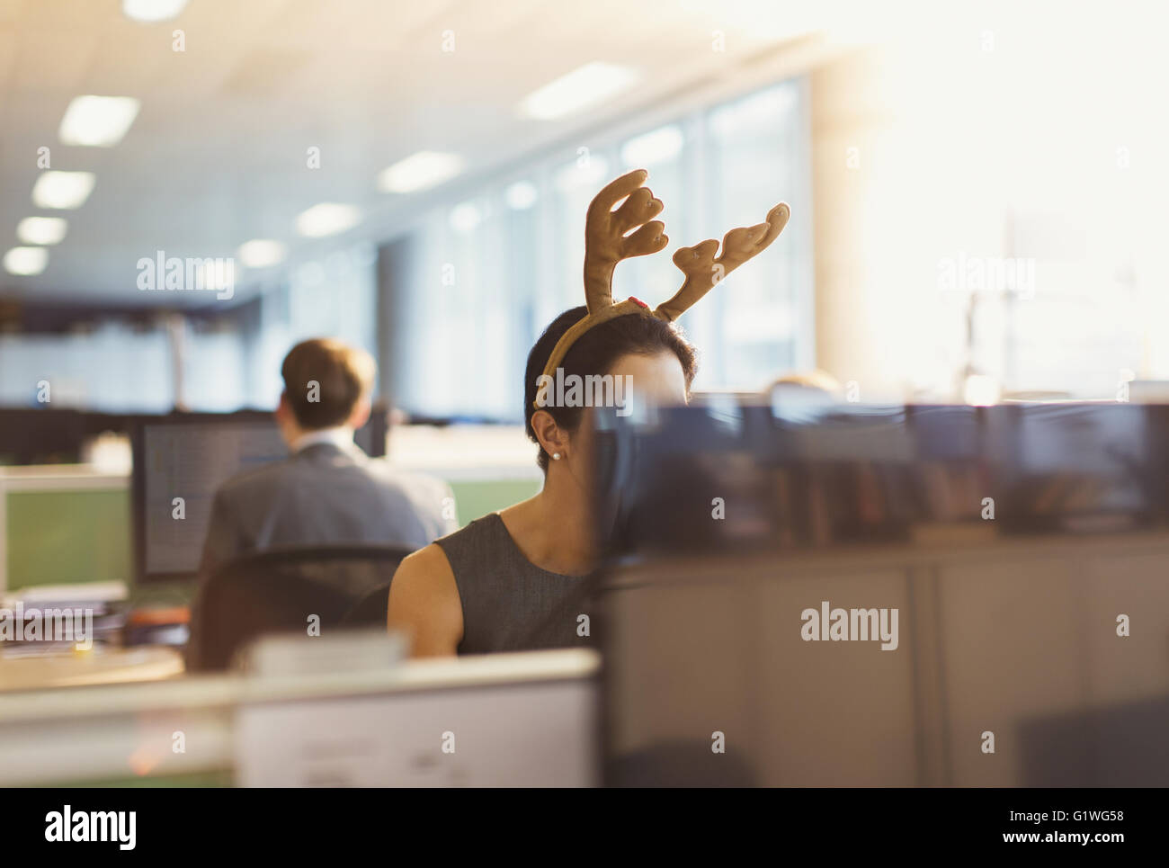 Geschäftsfrau Geweih Stirnband im Büro tragen Stockfoto