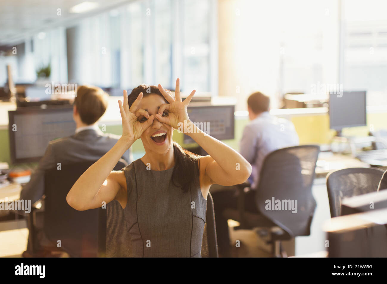 Porträt von verspielten Geschäftsfrau, die vorgibt, im Büro eine Brille tragen Stockfoto
