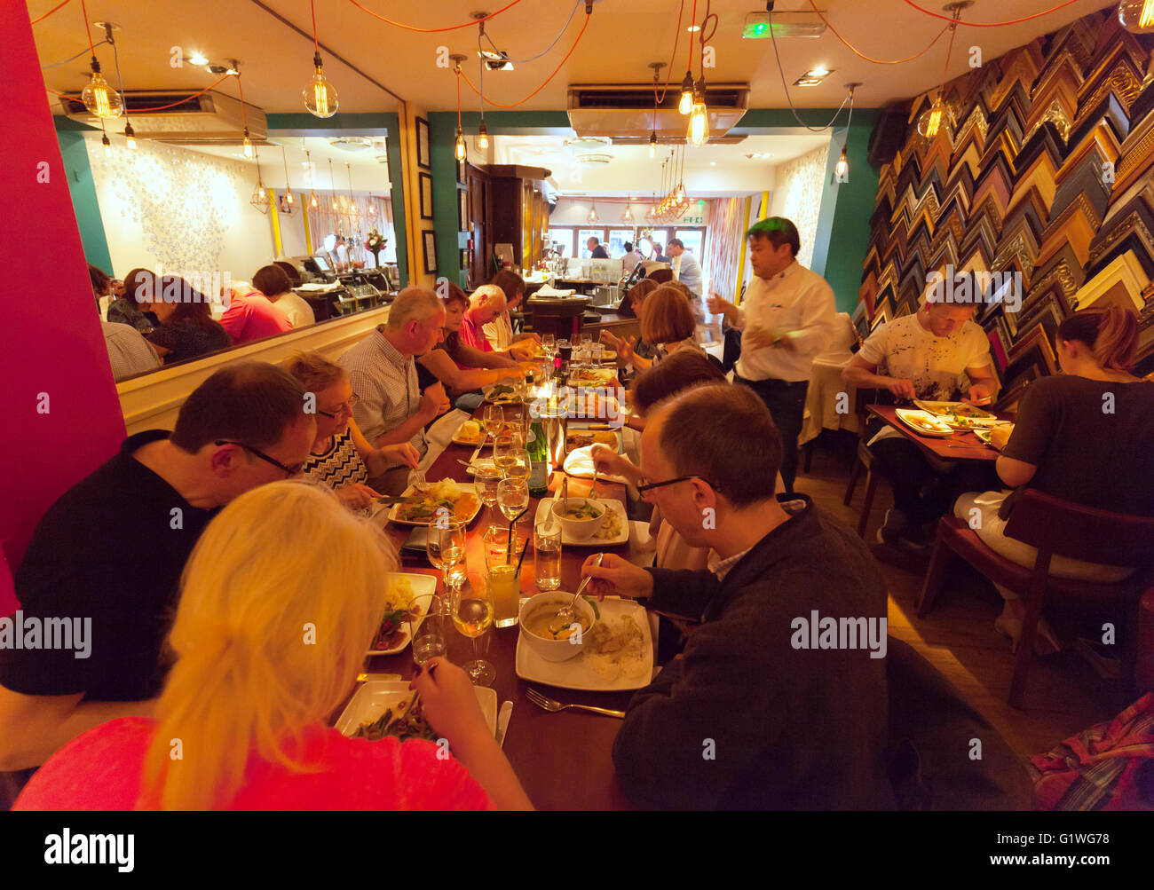 Menschen Essen im Thai Restaurant, Warwick, Warwickshire, England UK Stockfoto
