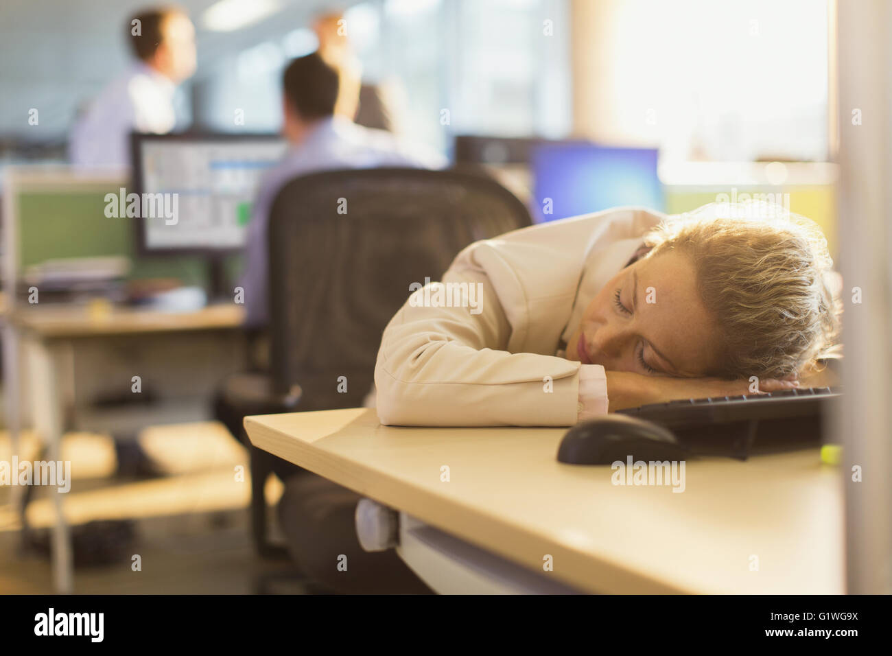 Geschäftsfrau, schlafen auf Schreibtisch im Büro Stockfoto