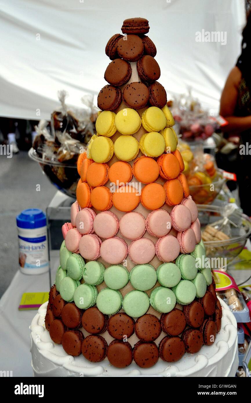 New York City: Gebäck Stand Anzeige von einem Makronen 'Croquembouche' bei der jährlichen Tag der Bastille auf 60th Street Festival Stockfoto