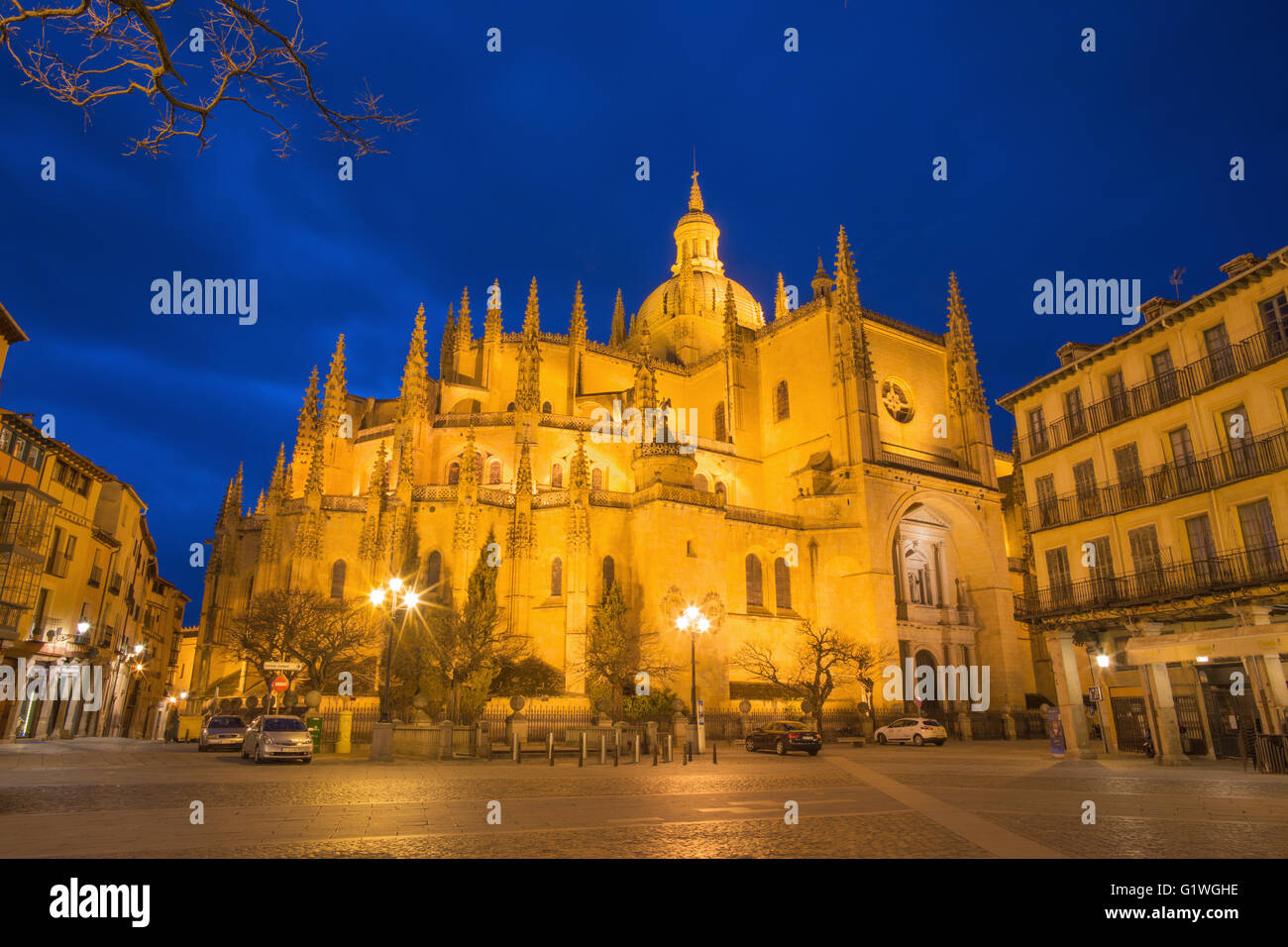 SEGOVIA, Spanien, APRIL 2016: Die Plaza Mayor und der Kathedrale Nuestra Señora De La Asunción y de San Frutos de Segovia Stockfoto
