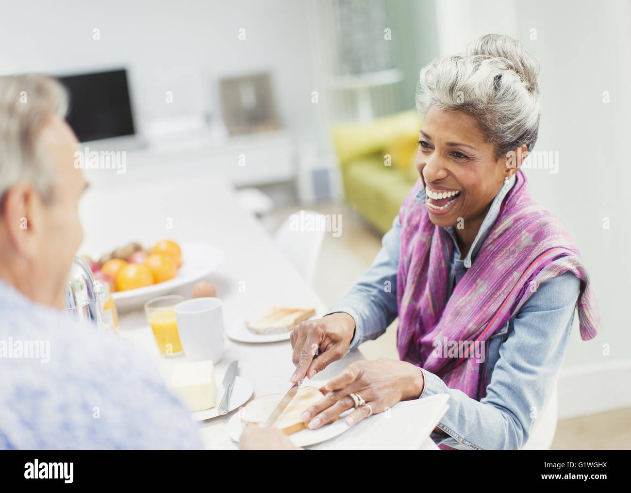 Älteres Paar genießen Frühstück am Tisch Stockfoto