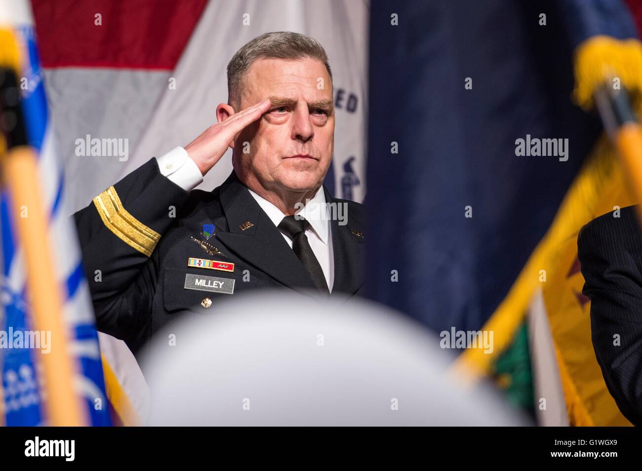 US Army Chief Of Staff General Mark A. Milley salutiert während eines Besuchs in Norwich University ROTC Centennial Symposium 21. April 2016 in Northfield, Vermont. Stockfoto