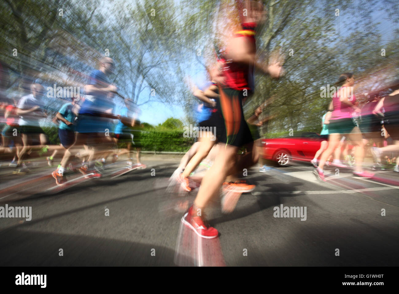 2016 London Uk Menschen in Hackney laufen Halbmarathon laufen kann Stockfoto