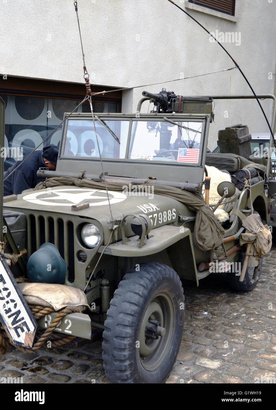 Alten gepanzerten Fahrzeug von dem zweiten Weltkrieg, der Jeep mit Maschinengewehr in der historischen Festzug "Spalte der Befreiung" Stockfoto