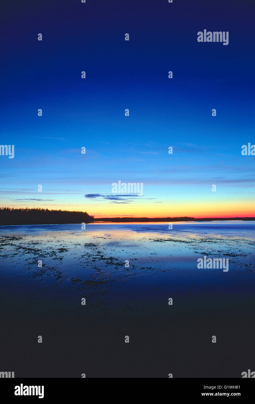 Schönen Sonnenuntergang Himmel am Fluss Belaja; Sibirien; Magadan Region; Russischen Föderation; ehemaligen UdSSR - Sowjetunion Stockfoto