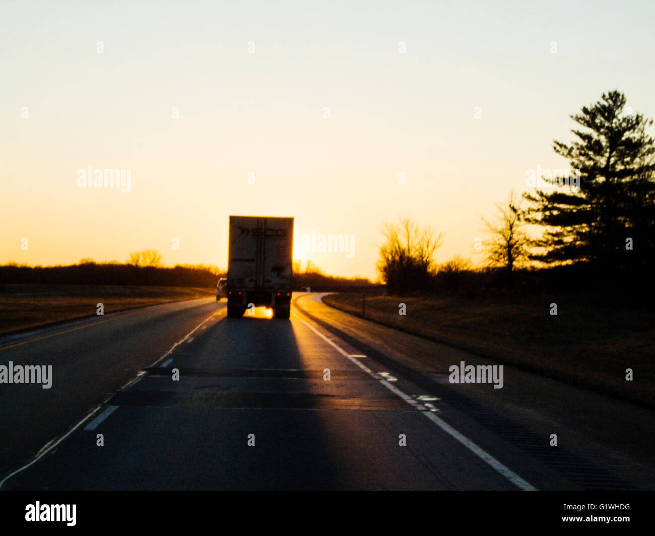 Sonnenuntergang Fahrersicht Sattelzugs auf USA interstate Highway 70 Stockfoto