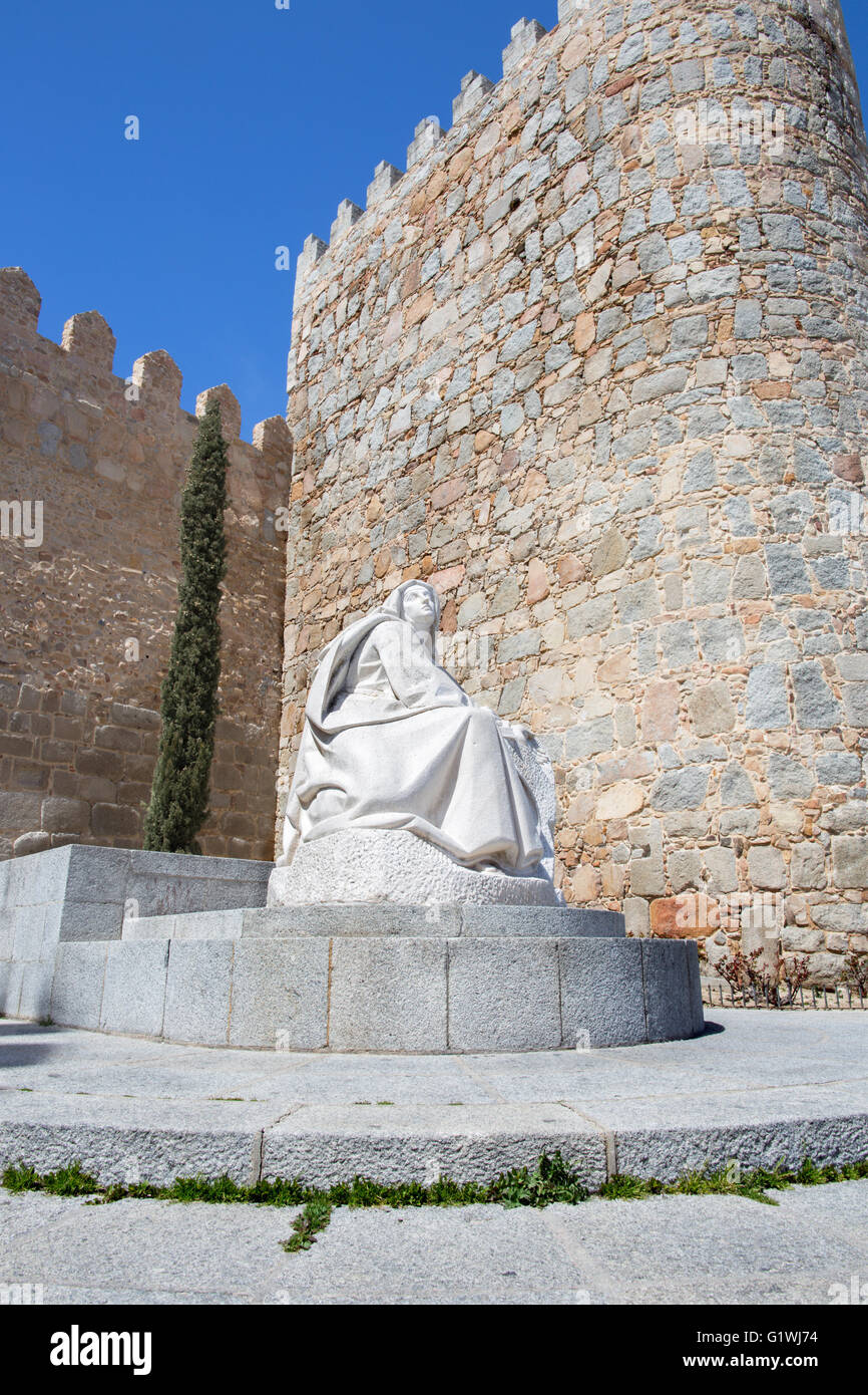 AVILA, Spanien, 18. April 2016: Die Statue des St. Theresia von Avila hinter der Stadtmauer des spanischen Bildhauers Juan L. Vassalo Stockfoto