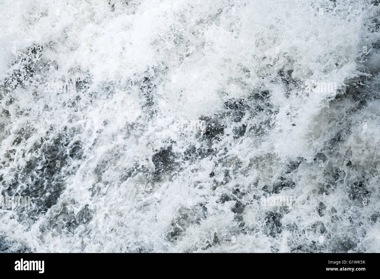 Stürmische Blauwasser mit Spritzern und Schaum, schnellen Fluss, natürliche Hintergrundtextur Stockfoto