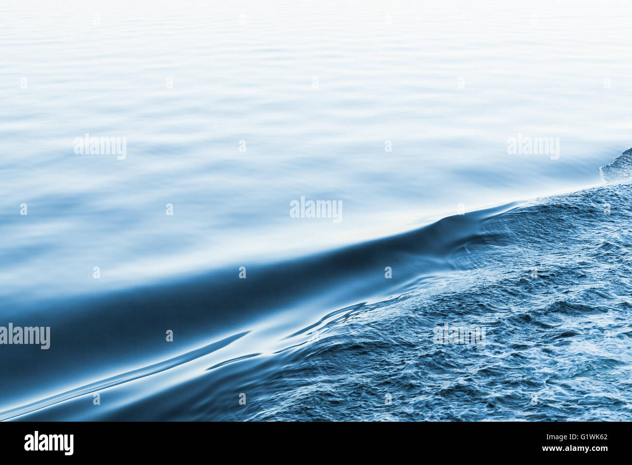 Abstrakte Meer Wasser Hintergrund, die Kante zwischen Staaten noch und wellig Stockfoto