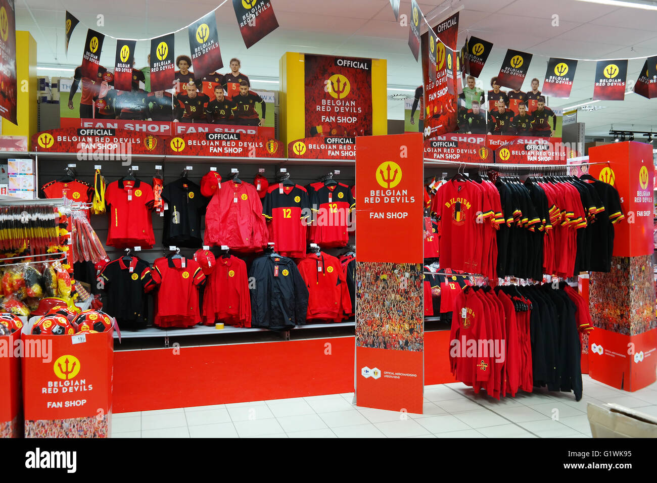 Fan-Shop-Abteilung von "The Red Devils", die belgische Fußball-Nationalmannschaft für die Euro 2016 in einem Carrefour Hypermarkt. Stockfoto