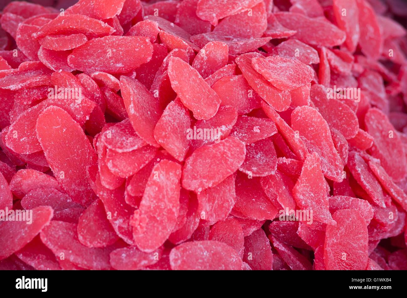 Haufen von kandierten und getrocknet lecker Papaya Scheiben mit Zucker für den Einzelverkauf im Lebensmittelmarkt. Stockfoto