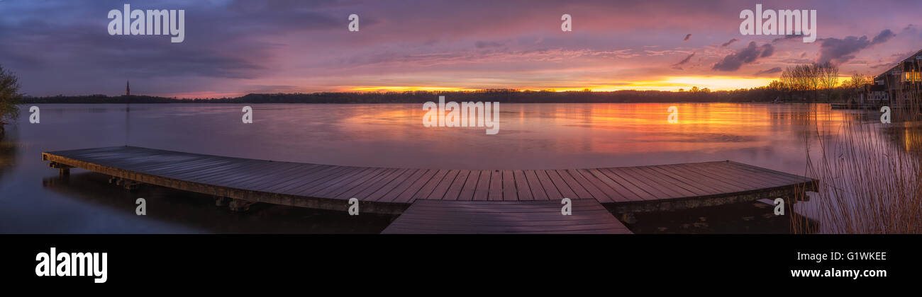 Panorama-Foto vom Sonnenuntergang mit Blick auf den Steg entlang des Sees von Amstelveen. Amstelveen ist ein Vorort von Amsterdam (Holland) Stockfoto