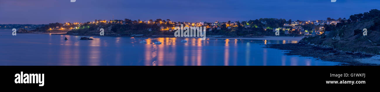 Blaue Stunde-Panorama-Foto mit Blick auf die Perros Guirec und der rosa Granit Küste in Brittany France Stockfoto