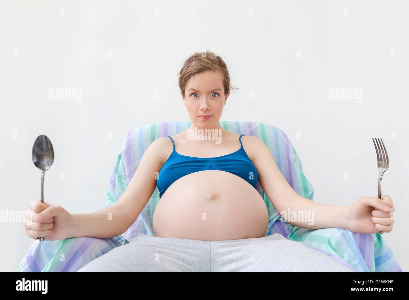 Porträt des jungen schwangeren Bauch im Fokus Stockfoto