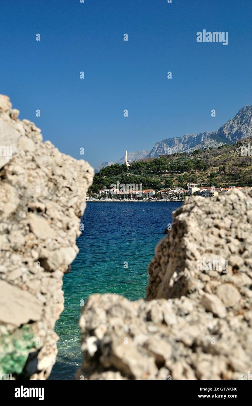 Adria in Podgora in Kroatien mit Denkmal Möwe Flügel und dem Berg Biokovo im Hintergrund Stockfoto