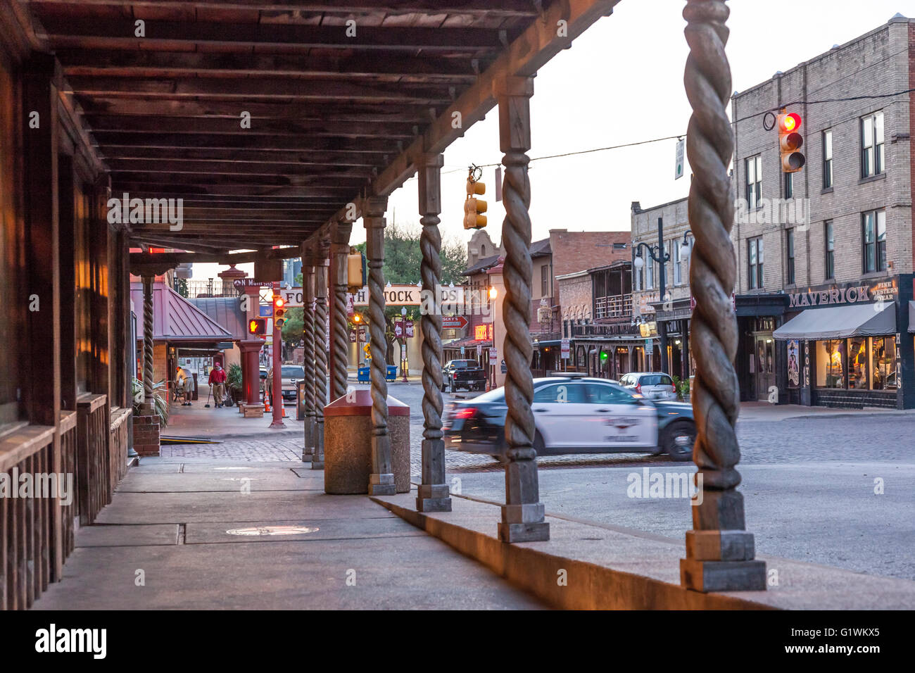 Straße im Stadtteil Fort Worth Stockyards bei Einbruch der Dunkelheit beleuchtet. Texas, USA Stockfoto