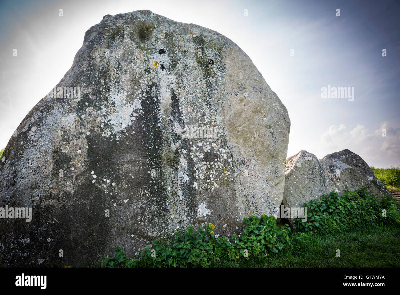 Flechten bedeckt Sarsen Steinen am Eingang West Kennet Long Barrow in der Nähe von Avebury, Wiltshire, UK Stockfoto