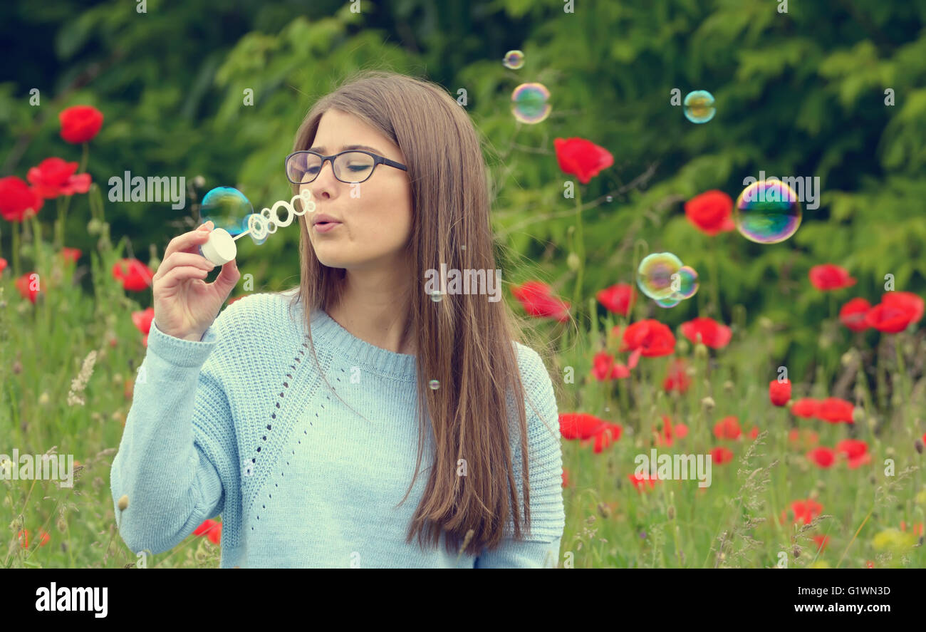 Porträt des jungen Mädchens mit Seifenblasen im Wald Stockfoto
