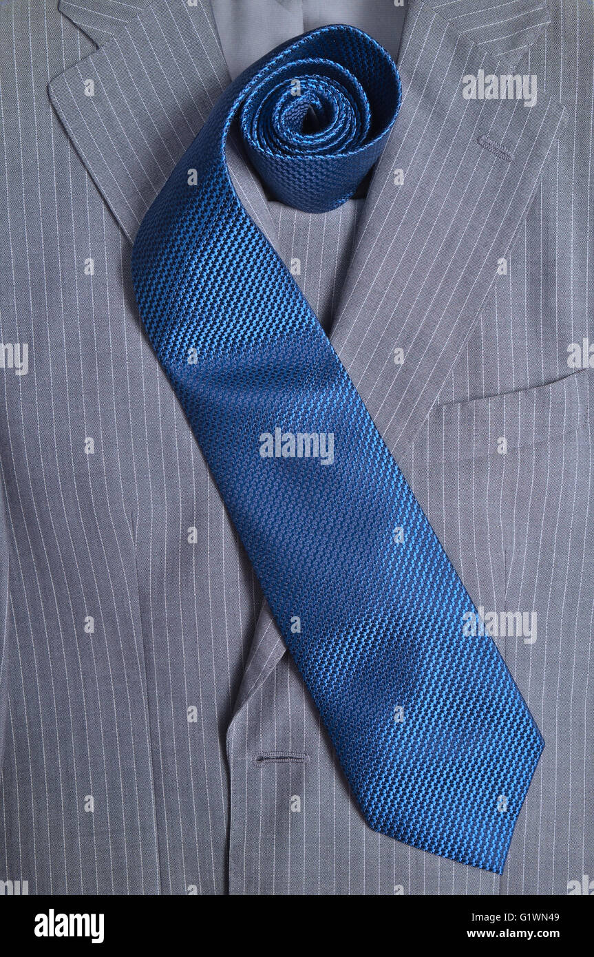 Klassische grau gestreiften Anzug mit blaue Krawatte. Mode und Klassik-trends Stockfoto