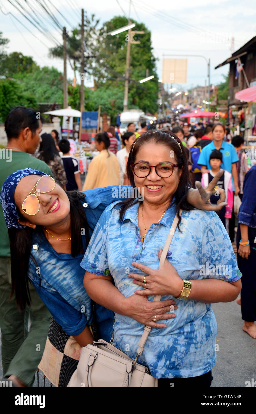 Thai-Frau und alte Frauen einkaufen und Reisen bei Kad Kong Koa oder Kad Pranon Walking Street Market am 19. Dezember 2015 in Phrae, Stockfoto