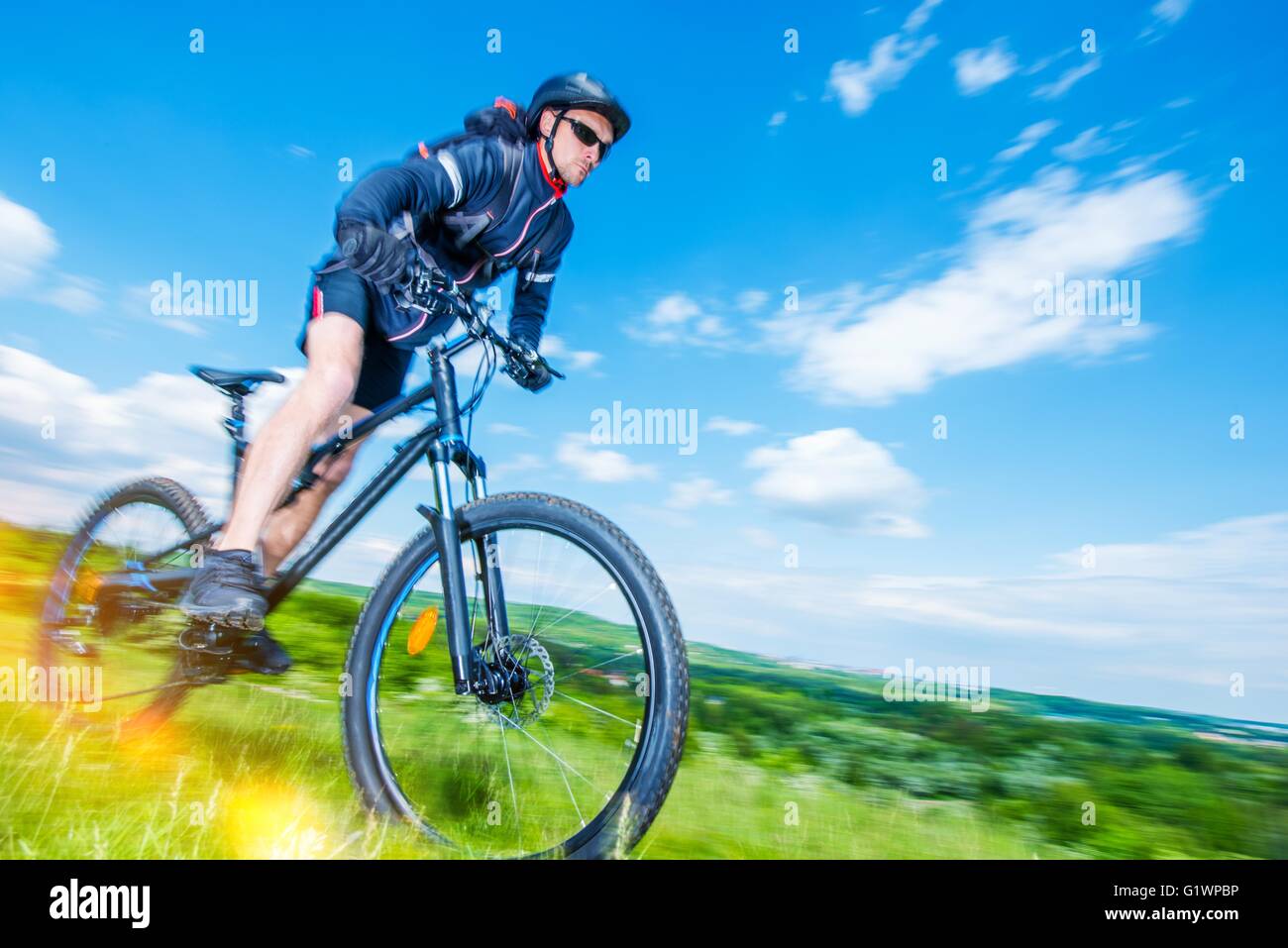 Mountain-Bike-Fahrer. Sommer-Radtour. Kaukasische Biker in Bewegungsunschärfe zu beschleunigen. Stockfoto