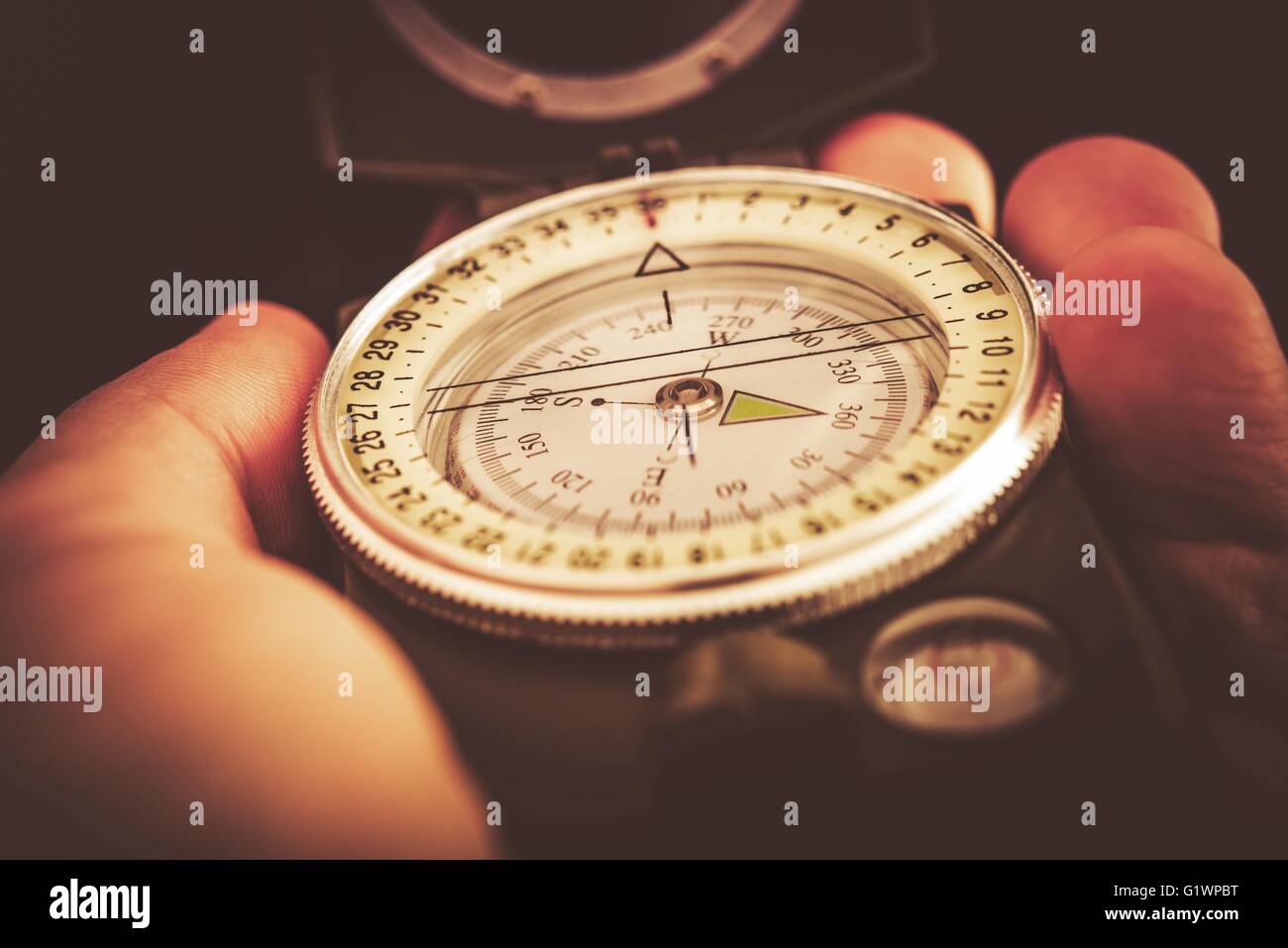 Navigation und Orientierung mit Kompass Gerät. Wandern mit Kompass. Stockfoto