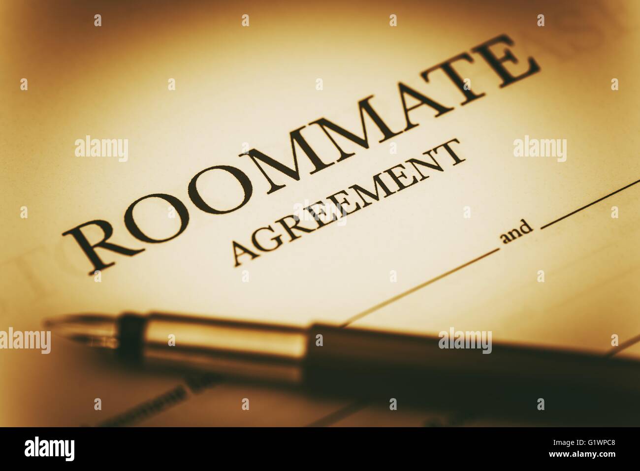 Mitbewohner Vertragsunterzeichnung. Rechtliche Vereinbarung Lebensraum teilen. Stockfoto