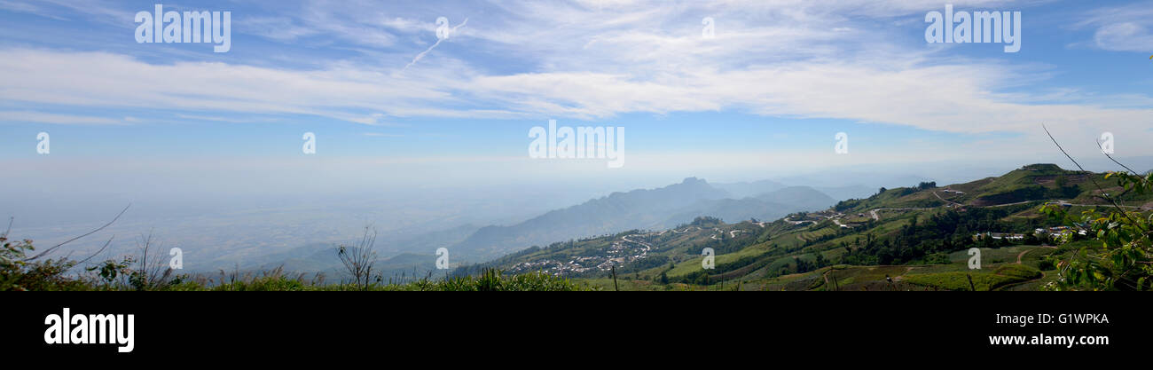 Panorama des Berges Phu Thap Boek auch bekannt als Phu Khao Mann, ist ein 1.794 m hohen Berg in Phetchabun an der Nord-Zentral-Th Stockfoto