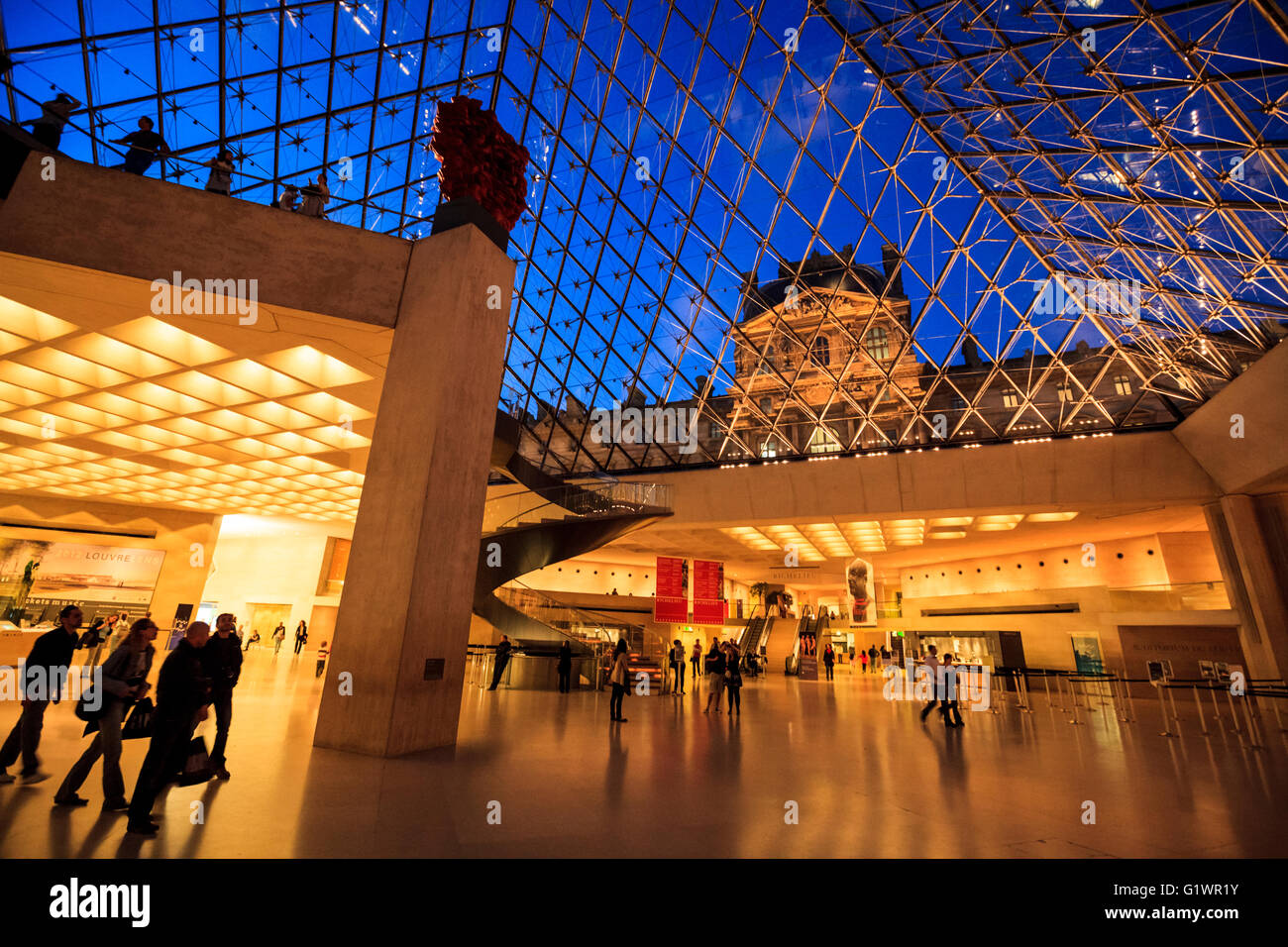 Blick durch die Glaspyramide auf den Louvre-Palast von der Museumsbahn bei Nacht, Paris Stockfoto