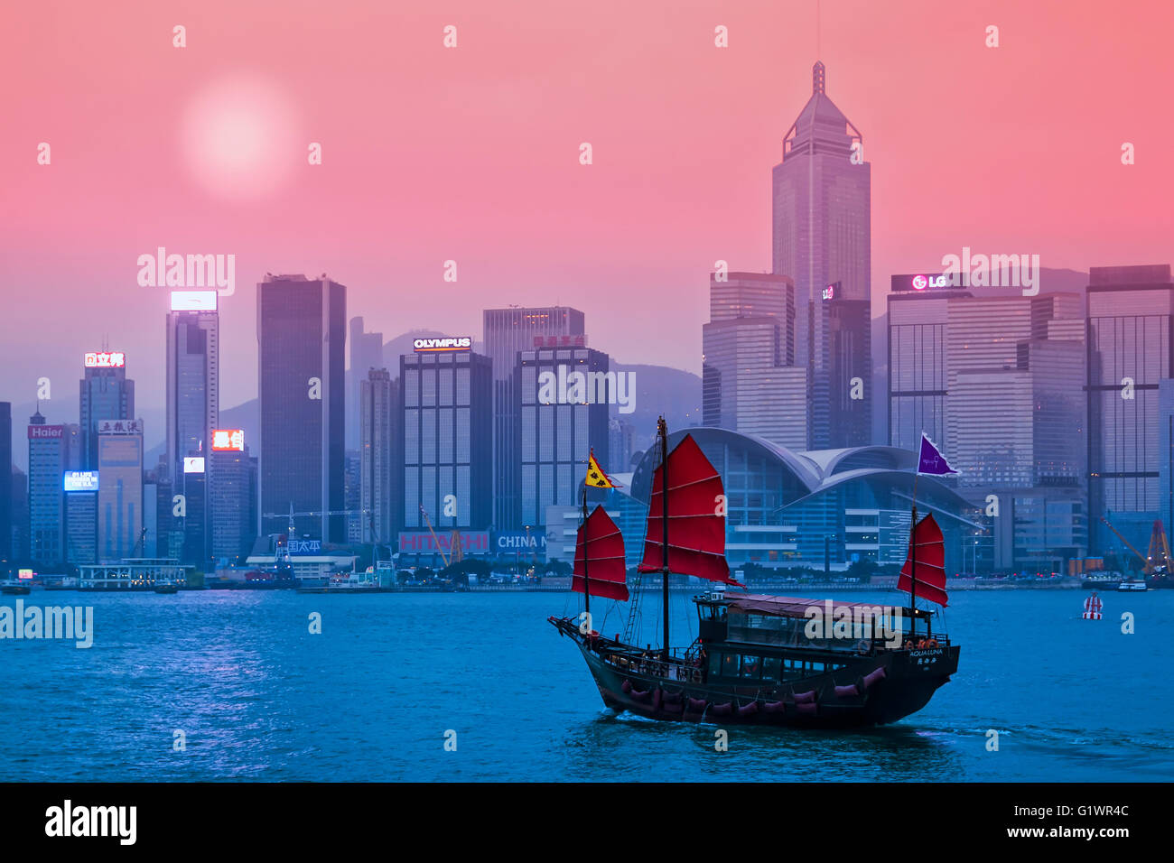 Junk-e-Schiff im Hafen von Victoria in Hong Kong Stockfoto
