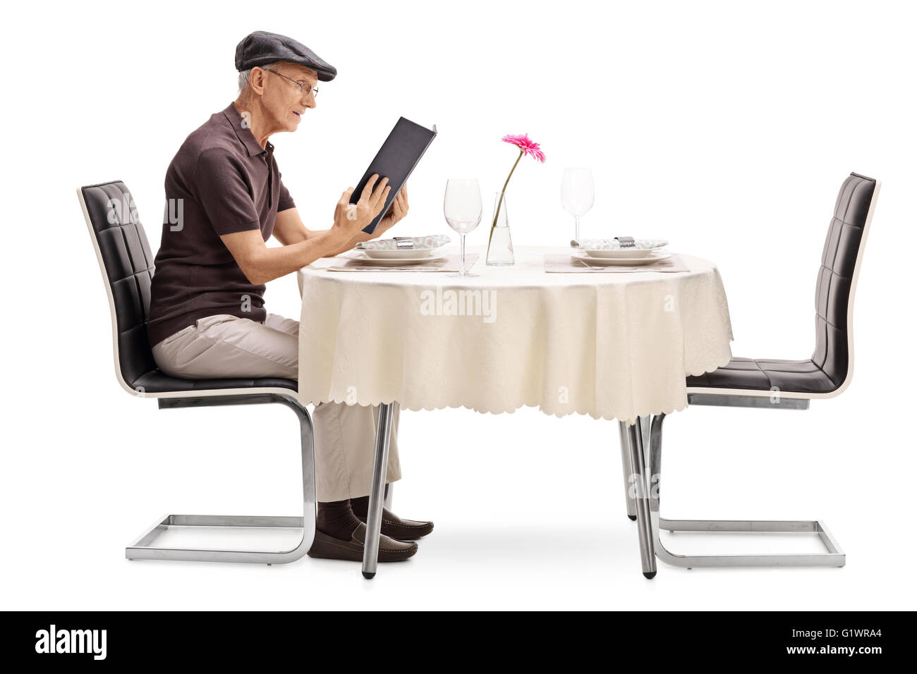 Ältere Mann sitzt an einem Tisch im Restaurant und Blick auf die Speisekarte, die isoliert auf weißem Hintergrund Stockfoto