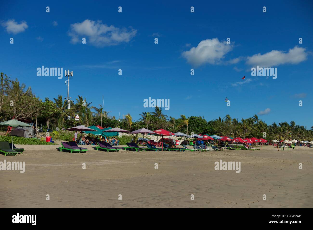 Kuta Beach auf Bali, Indonesien mit blauem Himmel und Liegestühle und Sonnenschirm Stockfoto