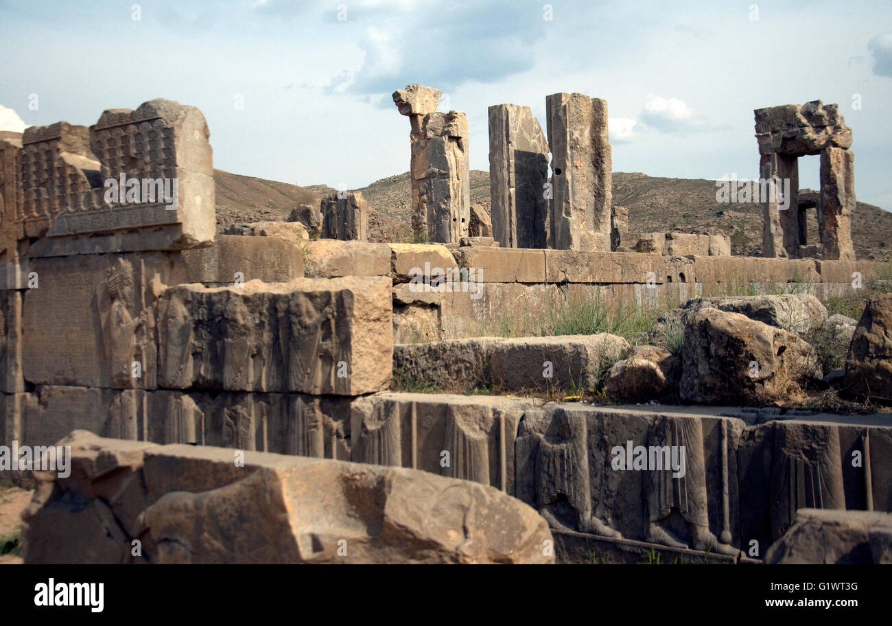 Einblicke in ein Fries und die Überreste von großartiger Architektur in den großen Ruinen in der Schlossanlage des Persepolis im Iran Stockfoto