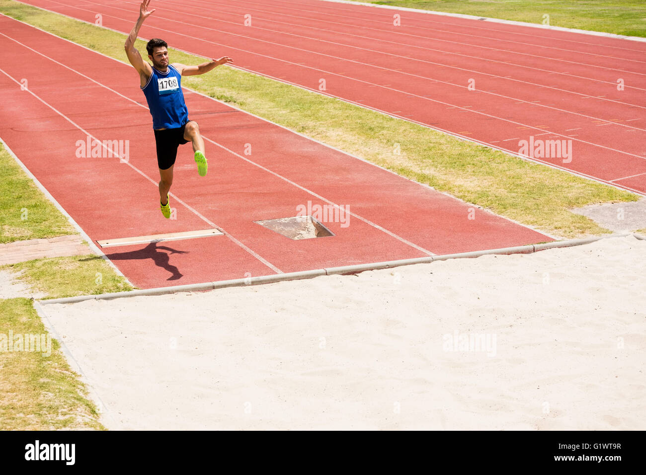 Sportler, die Durchführung einer Weitsprung Stockfotografie - Alamy